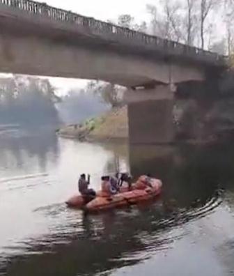 जबलपुर-मंडला रोड पर पुल से 40 फीट गहरे नाले में गिरी कार, दो लापता