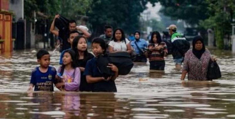 इंडोनेशिया में भूस्खलन और बाढ़ के कारण 23 लोगों की मौत, हजारों हुये बेघर 