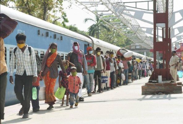 कोरोना से दहशत, श्रमिकों का पलायन शुरू, मुंबई व पुणे से चलेंगी विशेष ट्रेनें