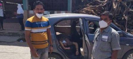 जबलपुर में इलाज न मिलने से वृद्धा ने कार में दम तोड़ा, निजी अस्पतालों के चक्कर लगाता रहा बेटा