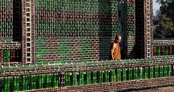 थाईलैंड में बीयर की बोतलों से बना है प्रसिद्ध बौद्ध मंदिर