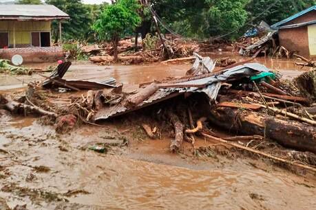 बाढ़ और भूस्खलन से इंडोनेशिया में भारी तबाही, अब तक 126 की मौत दर्जनों लोग लापता
