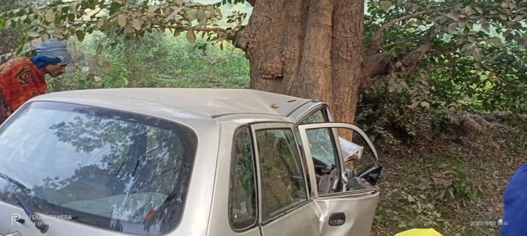 जबलपुर में पेड़ से टकराई कार के परखच्चे उड़े, चालक की मौत