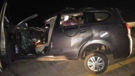 ट्रक से टकराई कार के परखच्चे उड़े, तीन की मौत, जबलपुर से इलाज कराकर लौट रहा था परिवार