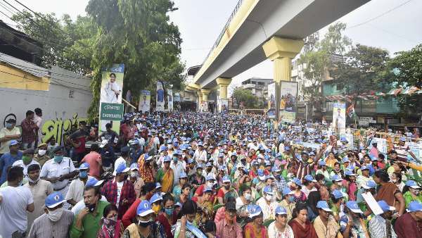 मानवाधिकार आयोग सख्त, चुनावों में कोरोना के उल्लंघन पर मांगी रिपोर्ट