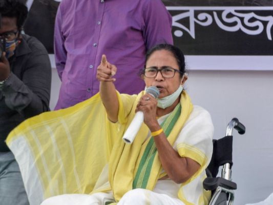 बंगाल की रैलियों में शामियाने लगाने के लिए बीजेपी कोरोना प्रभावित गुजरात से लोगों को लेकर आई: ममता बैनर्जी