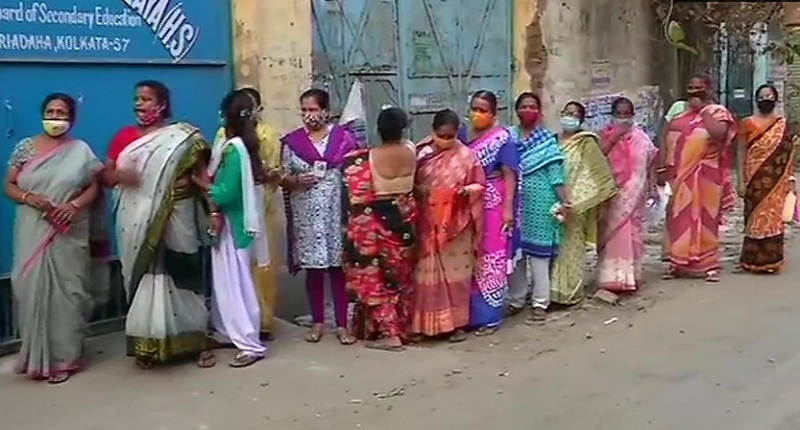 पश्चिम बंगाल में पांचवें चरण की 45 सीटों के लिये मतदान शुरू, बूथ पर लगी लंबी कतारें