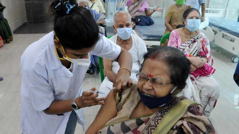 टीकाकरण में अमेरिका-चीन से आगे निकला भारत, 92 दिनों में 12 करोड़ लोगों का हुआ वैक्सीनेशन 