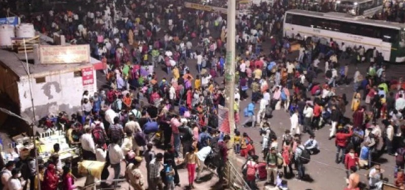 दिल्ली से लौटने लगे प्रवासी मजदूर, बस स्टैण्ड और रेलवे स्टेशन में नजर आयी भारी भीड़