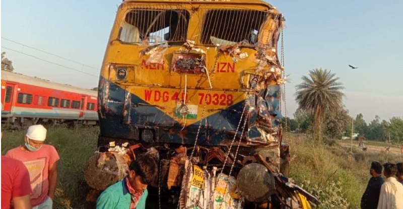 यूपी के शाहजहांपुर में ट्रेन की टक्कर से उड़े वाहनों के परखच्चे, पाँच लोगों की मौत