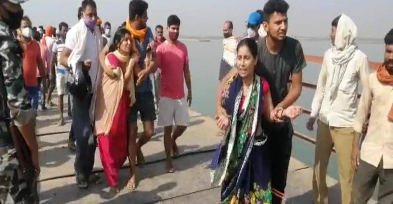 बिहार के दानापुर में पीपा पुल की रैलिंग तोड़कर गंगा नदी में गिरी जीप, 10 लोगों की मौत