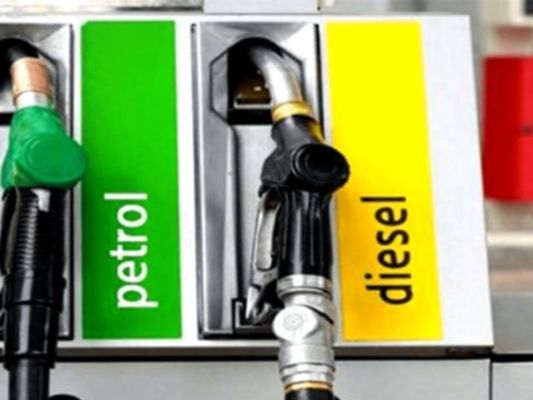 इंटरनेशनल मार्केट में सस्ता हुआ क्रूड ऑयल, भारत में भी कम हो सकती हैं पेट्रोल-डीजल की कीमतें