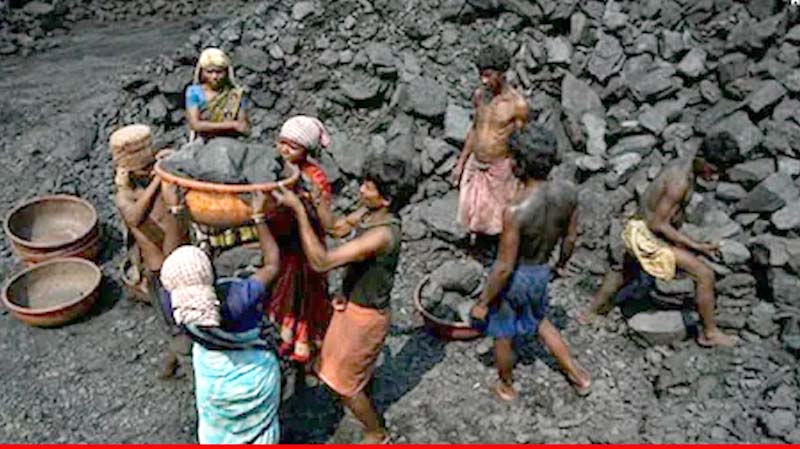धनबाद में धसी जमीन, कोयला खनन कर रहे आधा दर्जन मजदूर दबे