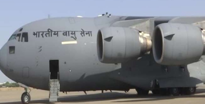 दुबई से छह विशेष क्रायोजेनिक ऑक्सीजन टैंकर लेकर पावागढ़ एयरबेस पहुंचा वायुसेना का विमान