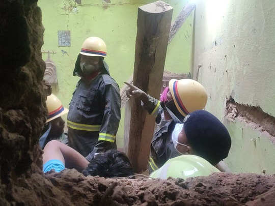 यूपी के मिर्जापुर में मकान की छत ढही, दबने से एक ही परिवार के पांच सदस्यों की मौत