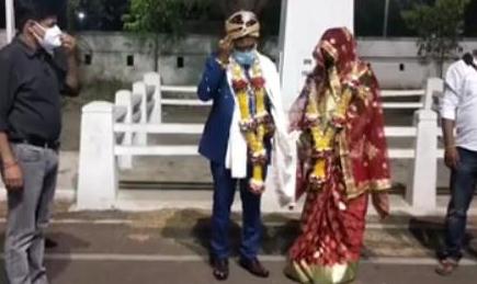 एमपी के इस जिले में कलेक्ट्रेट परिसर में वर-वधु ने रचाई शादी, शादी के लिए रखा रुपया रोगी कल्याण समिति को दिया