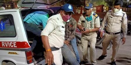 जबलपुर में रातभर दौड़ते रहे पुलिस अधिकारी, कर्मचारी, दो निजी अस्पतालों को पहुचाए गैस सिलेंडर, बचाई मरीजों की जान..!