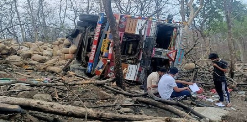 जबलपुर: बंजारी घाटी में ट्रक पलटने से एक व्यक्ति की मौत, पाँच घायल