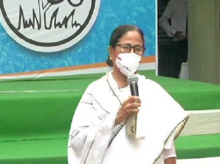 बंगाल : ममता बैनर्जी ने साधा निशाना- ईसी की वजह से बीजेपी को मिलीं 77 सीटें 