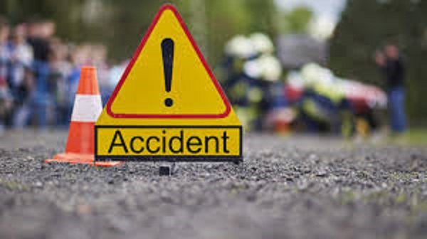 यूपी के शाहजहांपुर में भीषड़ सड़क हादसा, कार पेड़ से टकराई, पति-पत्नी और पुत्र समेत 5 की मौत (यूपी हेडलाइन, फ्रंट हेडलाइन)