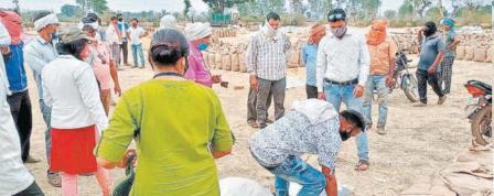 जबलपुर में अवैध वसूली का विरोध करने पर तहसीलदार के सामने खरीदी केन्द्र प्रभारी ने की किसान की पिटाई