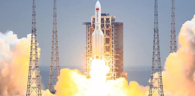 चीन का रॉकेट अंतरिक्ष में हुआ आउट ऑफ कंट्रोल, कई देशों में तबाही मचा सकता है इसका मलबा