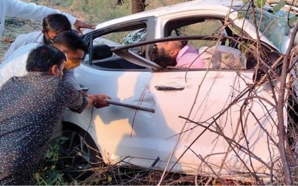 इंदौर से बारात में जा रही कार पेड़ से टकराई, अगला हिस्सा चकनाचूर, 3 युवकों की मौत