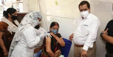 जबलपुर के राइट टाउन में डाक्टर अश्विनी त्रिवेदी के मार्गदर्शन में हुआ निशुल्क वैक्सीनेशन