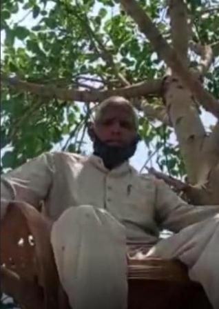 एमपी के इंदौर में आक्सीजन लेने पीपल के पेड़ पर कुर्सी लगाकर बैठ गए..!