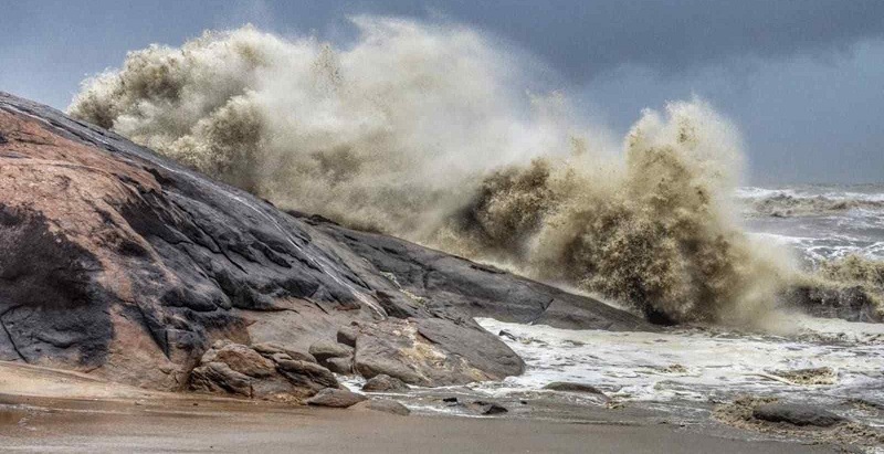 तीन राज्यों में तबाही मचाने के बाद गुजरात की ओर बढ़ा चक्रवाती तूफान ताउते