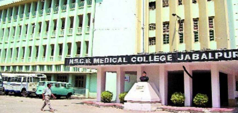 जबलपुर मेडिकल कॉलेज के कोरोना वार्ड में भर्ती युवक ने रेता अपना गला, तड़पने के बाद मौत