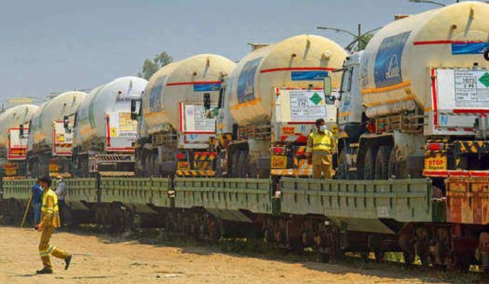 रेलवे ने अब तक पहुंचाई रिकॉर्ड 10000 टन जीवनदायी गैस, ऑक्सीजन एक्सप्रेस का 13 राज्यों को मिला है लाभ