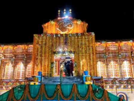 खुले भगवान बदरीनाथ धाम के कपाट, कोरोना के चलते चार धाम यात्रा फिलहाल स्थगित