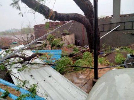 कमज़ोर पड़ा तूफ़ान तौकते, गुजरात में मचाई ख़ासी तबाही, 10 मरे, हजारोंं मकान, पेड़ गिरे