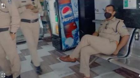 एमपी के जबलपुर में लॉकडाउन सिर्फ जनता के लिए, पुलिस दुकान खुलवाकर भी नाश्ता कर लेती है, देखे वीडियो