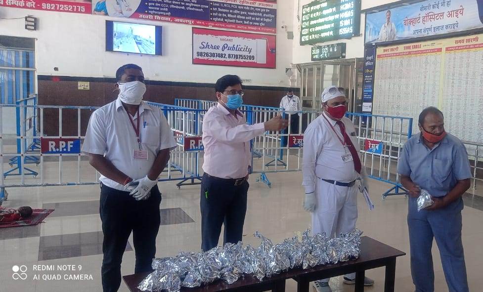 जबलपुर रेलवे स्टेशन में मंडल प्रशासन ने जरूरतमंदों को किया भोजन के पैकेट का वितरण