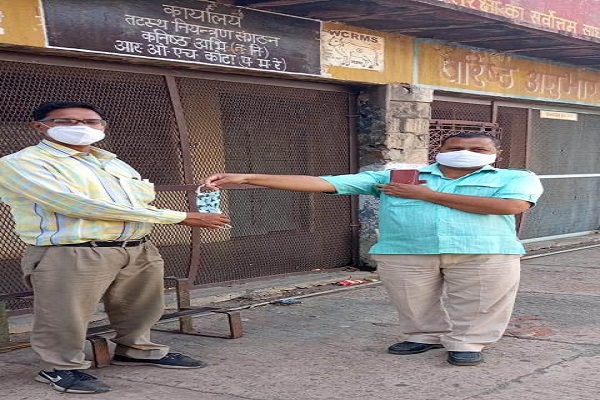 डबलूसीआरईयू डीजल शेड यूथ विंग द्वारा कर्मचारियों को मास्क बनाकर बांट रहे