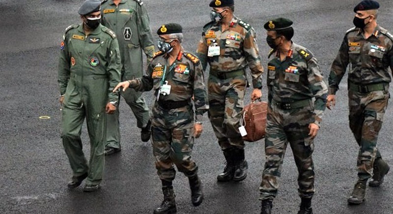 बाज नहीं आ रहा चीन: सेना प्रमुख ने कहा सीमा पर सतर्क रहें भारतीय सैनिक
