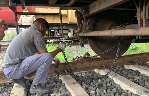 तूफान से बचाने ट्रेनों को बांधा जंजीर से, नदी के किनारे रहने वालों को हटाने का काम जारी