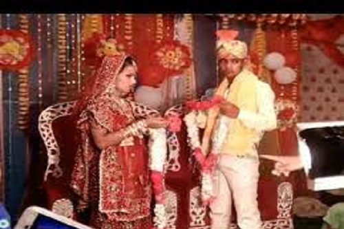 जबलपुर में शादी कार्यक्रम में हो रही जयमाला में पहुंच गई पुलिस, मची भगदड़