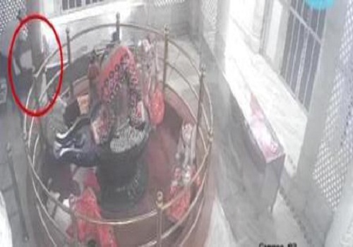जबलपुर के प्रज्ञाधाम आश्रम में सनसनीखेज चोरी, शिवलिंग से छत्र चोरी कर ले गए बदमाश, देखे वीडियो