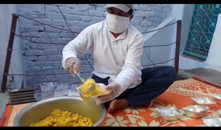 डबलूसीआरईयू के यूथ कार्यकर्ता नरेंद्र खंगार के कार्यों की सराहना, करा रहे गरीबों को भोजन