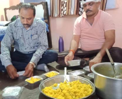 गरीबों को भोजन कराना सबसे श्रेष्ठ कर्म, डबलूसीआरईयू यूथ कार्यकर्ता कॉम नरेंद्र खंगार द्वारा भोजन व मास्क लगातार कर रहे वितरित