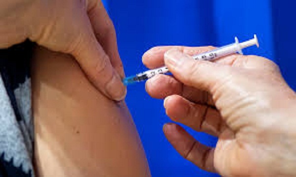 केंद्र सरकार ने कहा- कोविशील्ड टीका लगाने की नीति में बदलाव नहीं, 12 हफ्तों के अंतराल पर ही 2 डोज