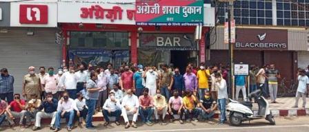 जबलपुर में अनलॉक के दूसरे दिन भी व्यापारियों में आक्रोश, सदर शराब दुकान के सामने धरना देकर प्रदर्शन, पुलिस के खिलाफ नारेबाजी
