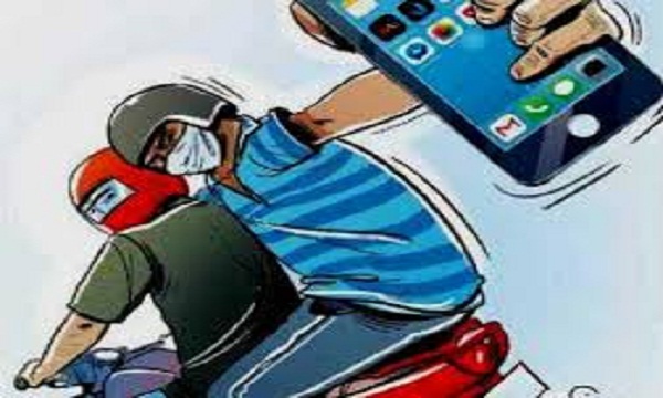 लुटेरे की दिलेरी: कैबिनेट मंत्री का मोबाइल फोन चलती कार में झपटा, पुलिस परेशान