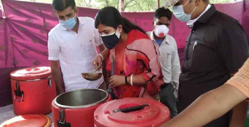 राजस्थान सरकार की योजना इंदिरा रसोई के भोजन में निकले कीड़े, लोगों में आक्रोश