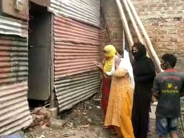 इंदौर में मकान की चद्दर ठोंकने के विवाद में पड़ोसियों ने चाकू और डंडे से हमला किया, दो भाइयों की मौत, मां गंभीर