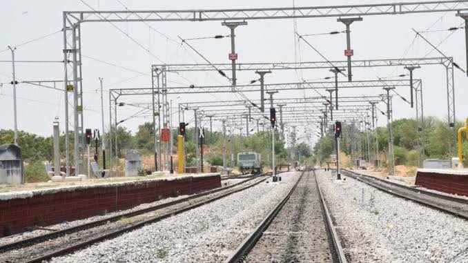 देेश में पश्चिम मध्य रेलवे बना पूर्ण विद्युतीकरण रेल जोन, ढाई साल पहले ही पूरा किया टारगेट