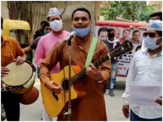दिल्ली: गिटार बजाकर, गाना गाकर आप एमएलए गली-गली लोगों से कह रहे हैं लगाओ भाई टीका